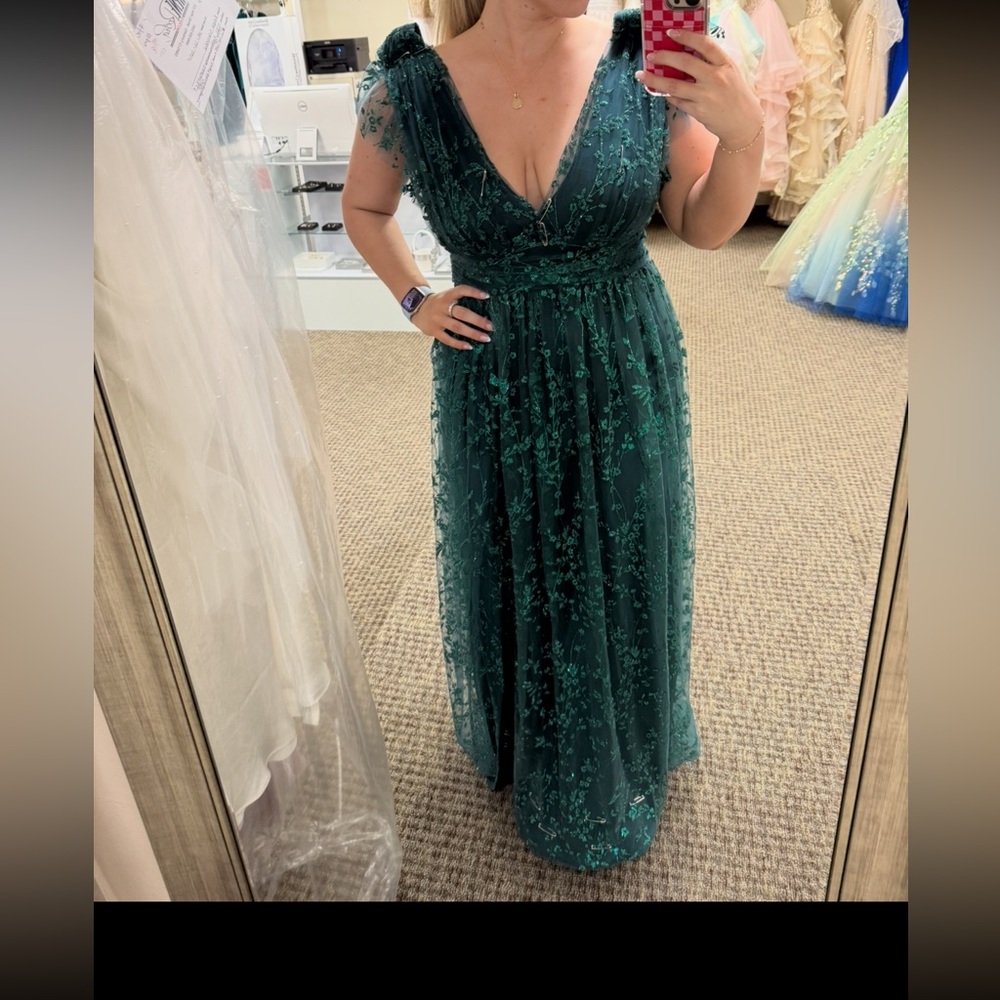 Elegant Green Lace Evening Dress